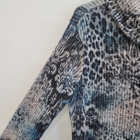 💕 Chico's Zenergy Cozy Paisley Print Cowl Neck Tunic Top Size 00P - Picture 10 of 12